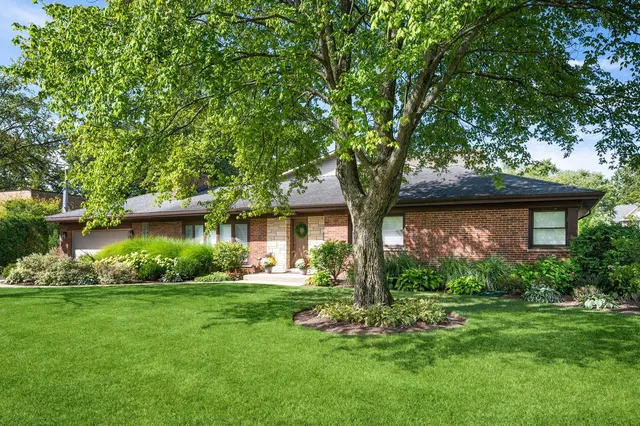 $850,000 | 824 Echo Lane, Glenview, IL 60025