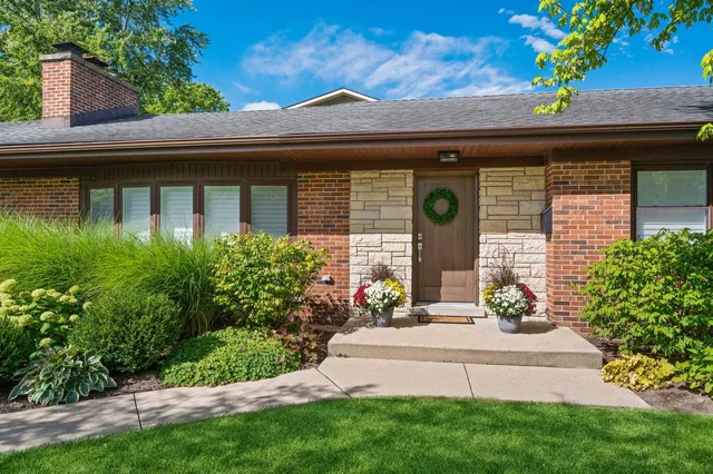 $850,000 | 824 Echo Lane, Glenview, IL 60025