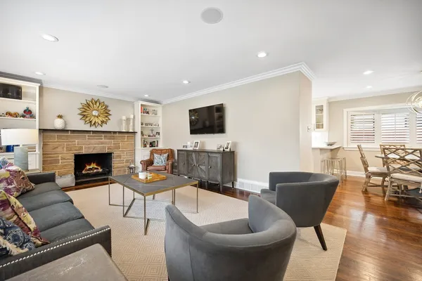 $850,000 | 824 Echo Lane, Glenview, IL 60025