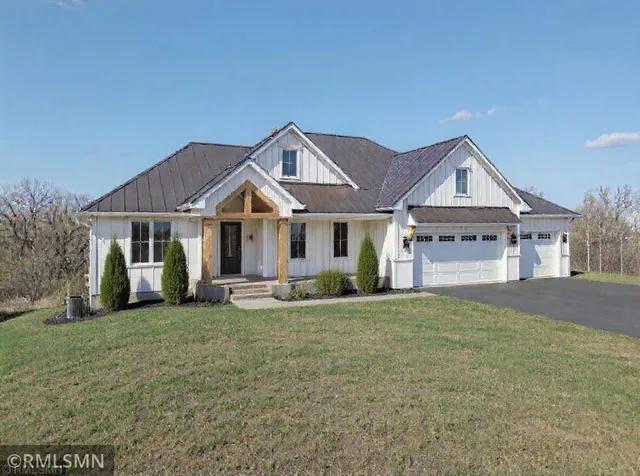 $1,400,000 | 10484 56th Street North, Lake Elmo, MN 55042