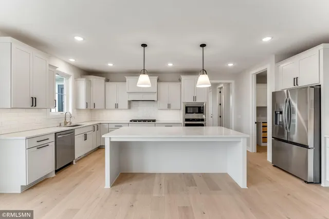 $1,400,000 | 10484 56th Street North, Lake Elmo, MN 55042