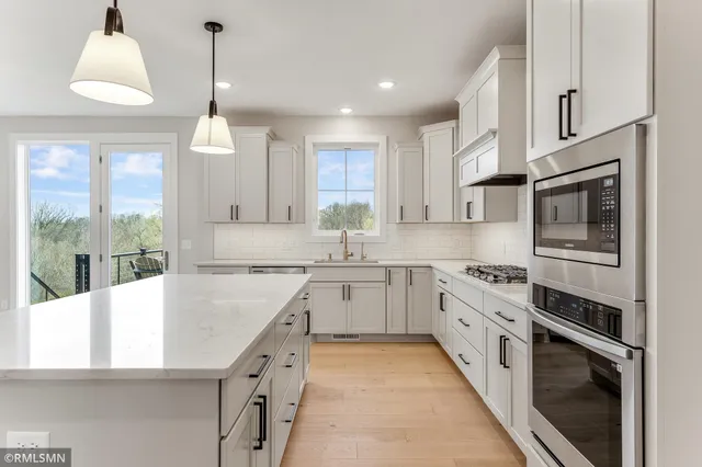 $1,400,000 | 10484 56th Street North, Lake Elmo, MN 55042