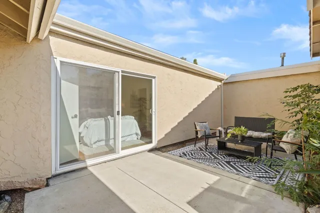a view of sitting area with furniture