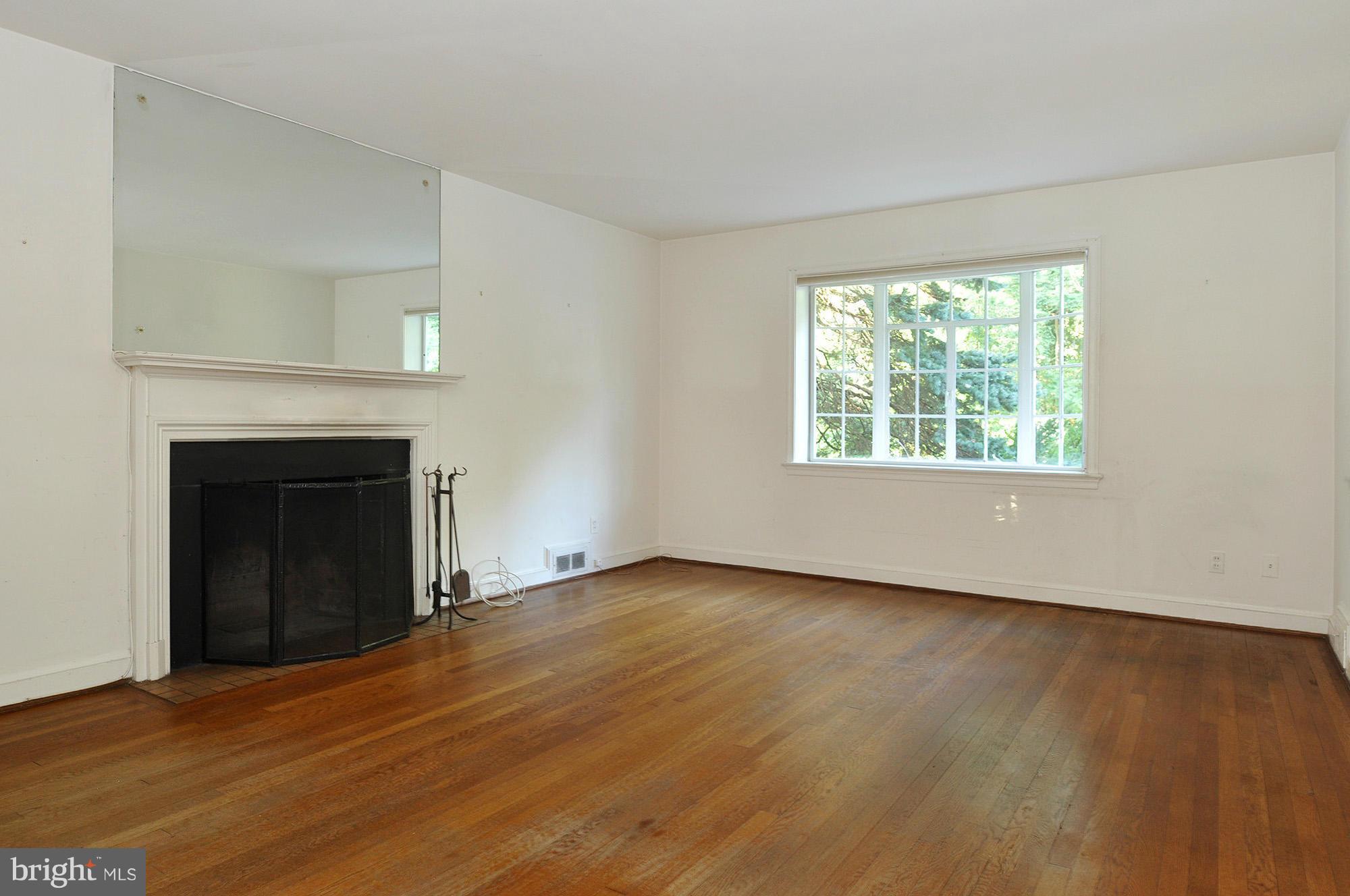 4516 Cortland Road Chevy Chase, MD 20815 - Photo 5 of 30 Living Room