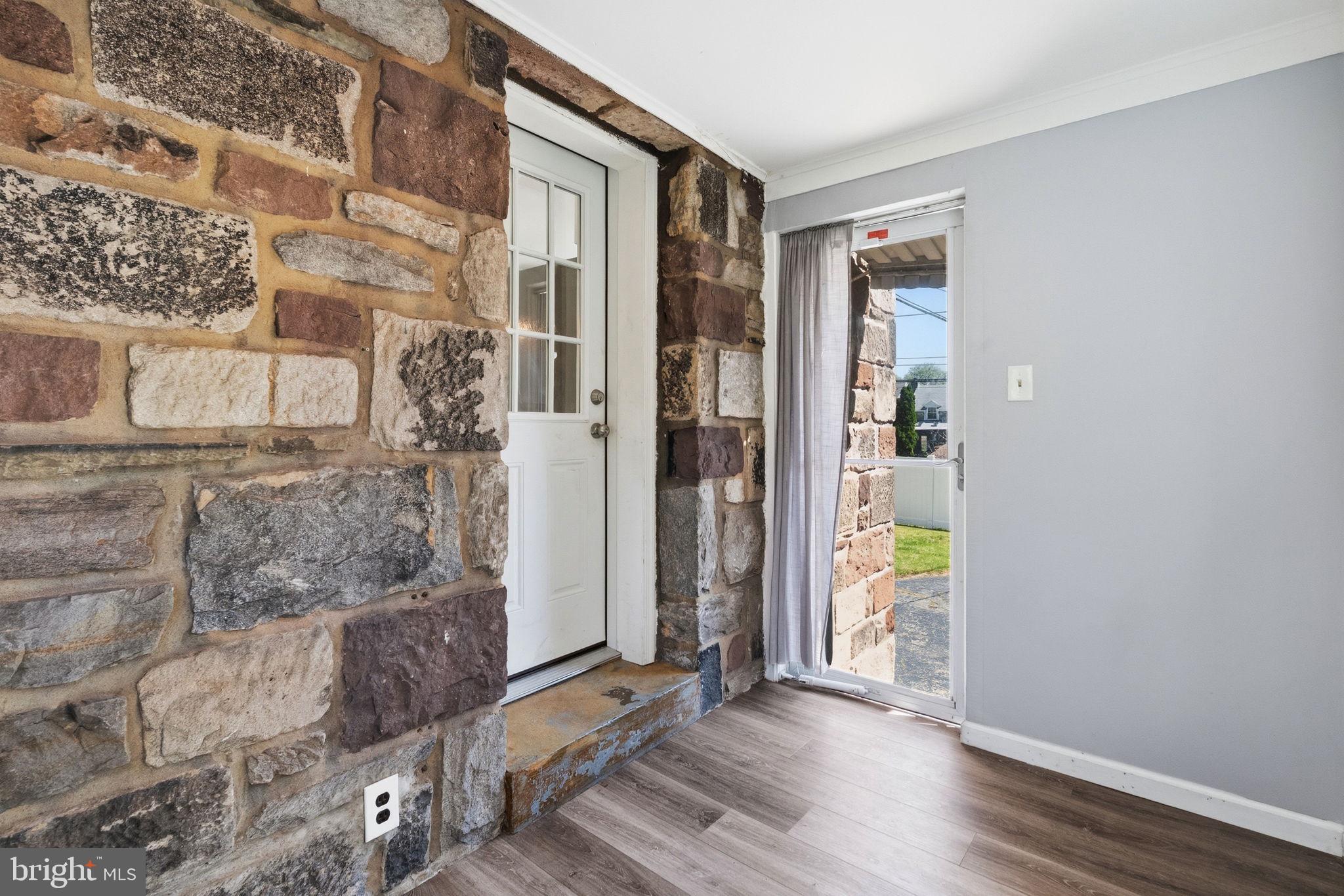 525 Broadview Road Upper Darby, PA 19082 - Photo 23 of 43 Mudroom/ Porch