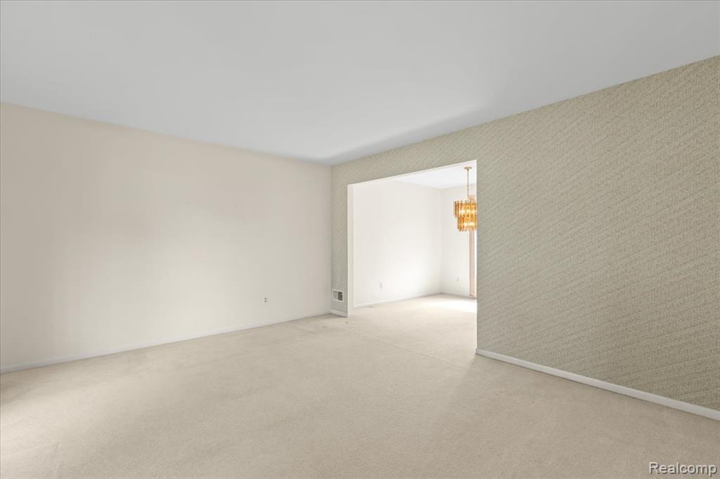 15212 Riverside Street Livonia, MI 48154 - Photo 6 of 38