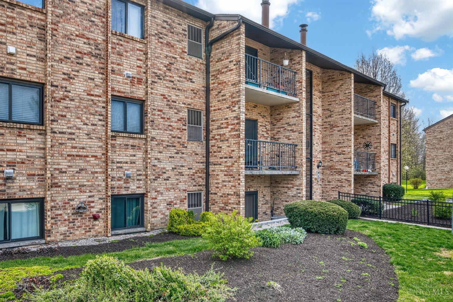 547 Davis Road, Unit 3 Cincinnati, OH 45255 - Photo 3 of 18
