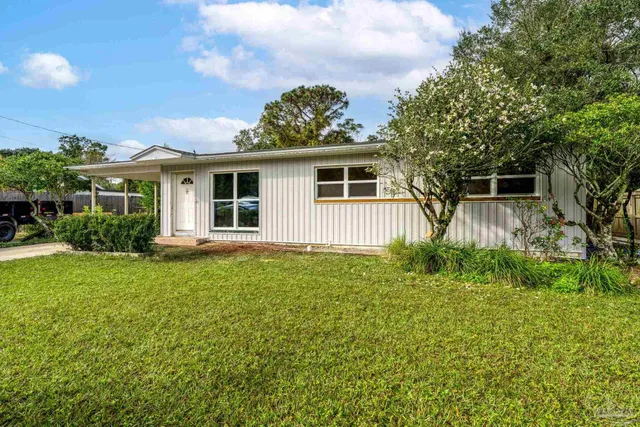 a view of a house with backyard and garden