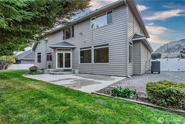 a view of backyard of the house