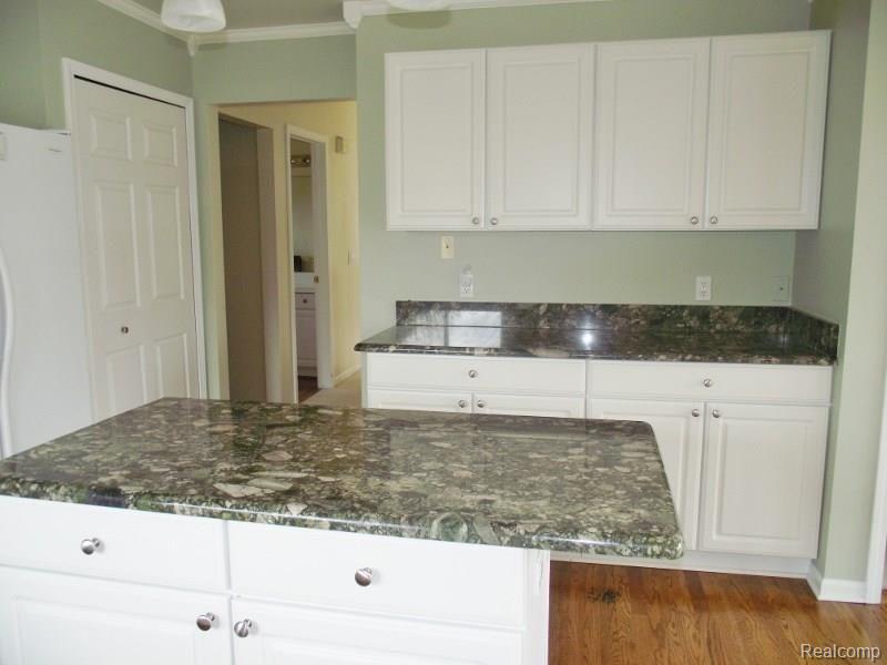 47057 Mornington Road Canton, MI 48188 - Photo 10 of 32 DSCF7087 (800x600).jpg