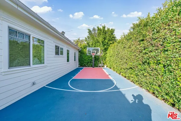 a view of a backyard with table and chairs
