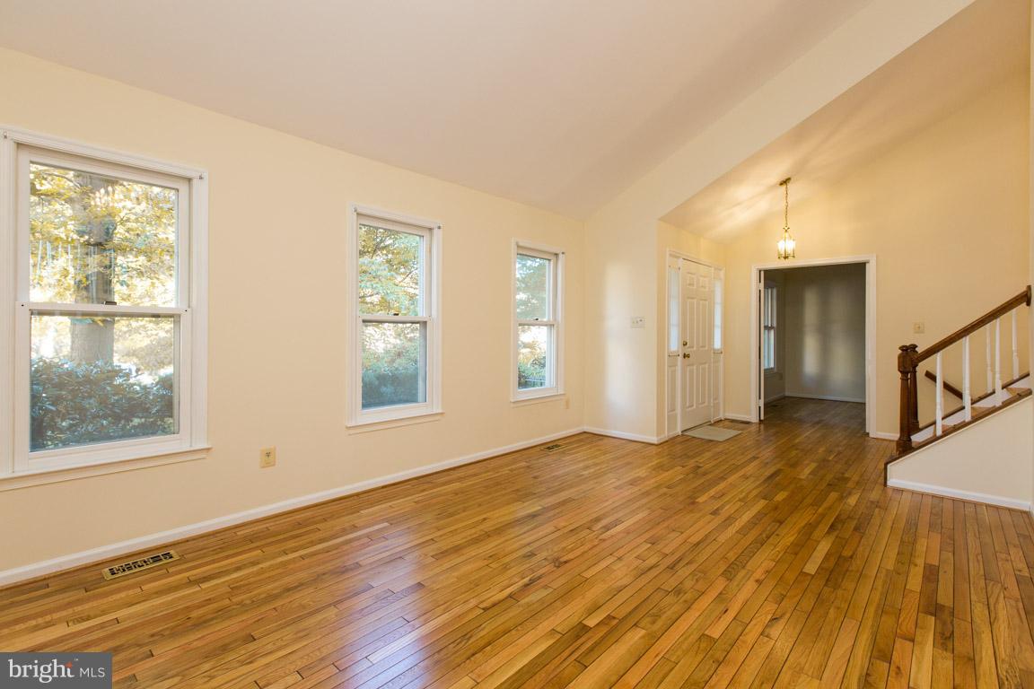 1 Cosgrave Court Silver Spring, MD 20902 - Photo 5 of 29 Rich Oak HWF and Freshly Painted Interior!