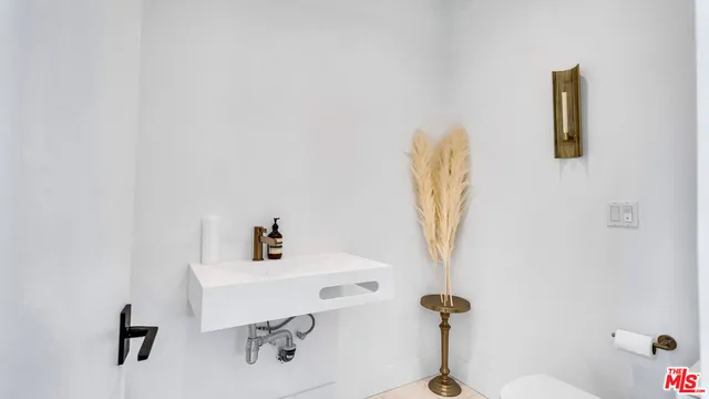 $15,995 | 2021 Davies Way, Los Angeles, CA 90046