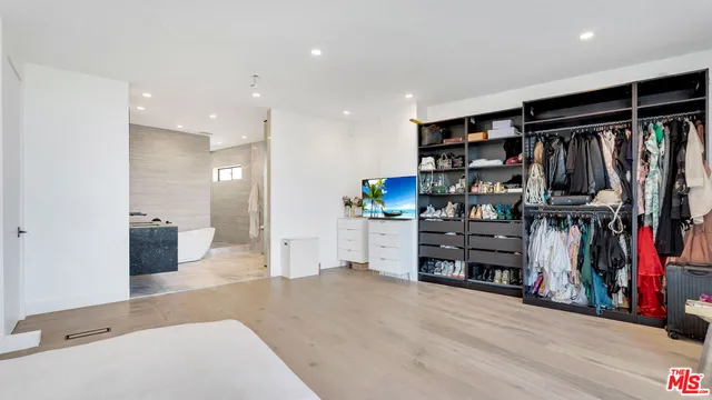 $15,995 | 2021 Davies Way, Los Angeles, CA 90046