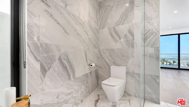 $15,995 | 2021 Davies Way, Los Angeles, CA 90046