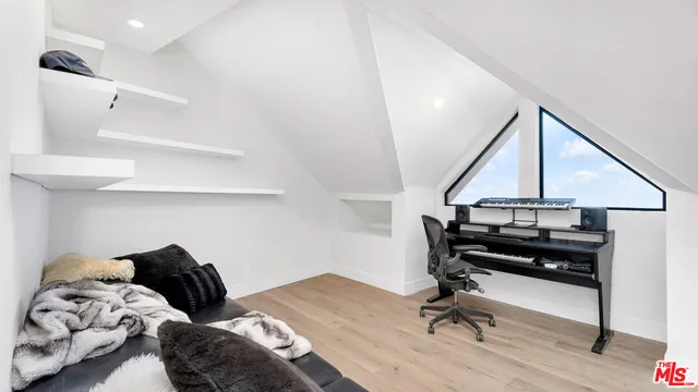 $15,995 | 2021 Davies Way, Los Angeles, CA 90046