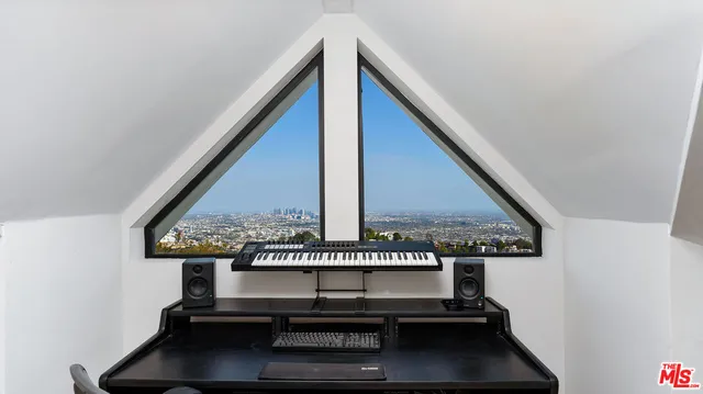 $15,995 | 2021 Davies Way, Los Angeles, CA 90046