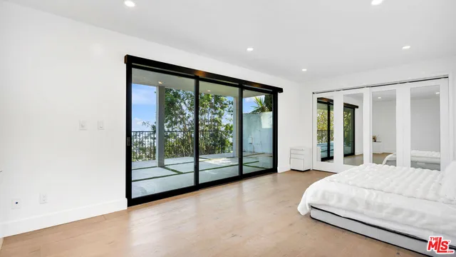 $15,995 | 2021 Davies Way, Los Angeles, CA 90046