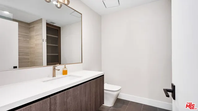 $15,995 | 2021 Davies Way, Los Angeles, CA 90046