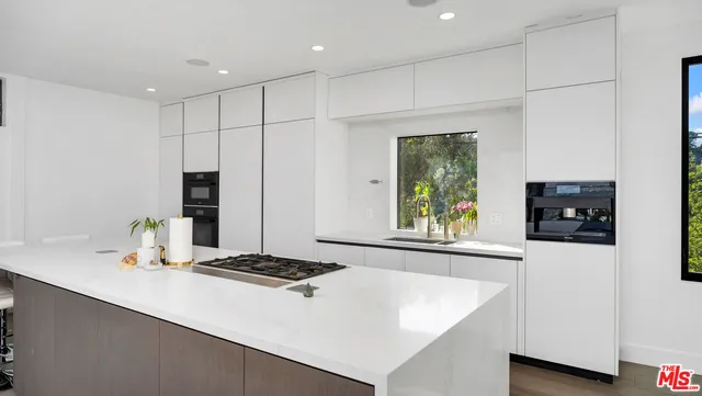 $15,995 | 2021 Davies Way, Los Angeles, CA 90046