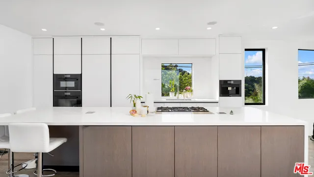 $15,995 | 2021 Davies Way, Los Angeles, CA 90046