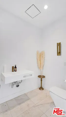 $15,995 | 2021 Davies Way, Los Angeles, CA 90046