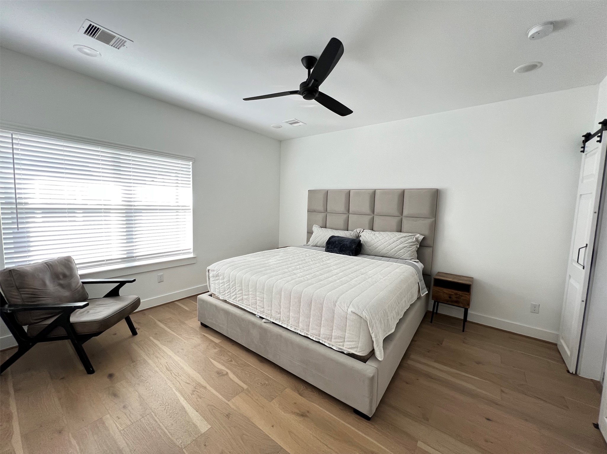 316 Thornton Road, Unit D Houston, TX 77018 - Photo 8 of 8 a bedroom with a bed and a window