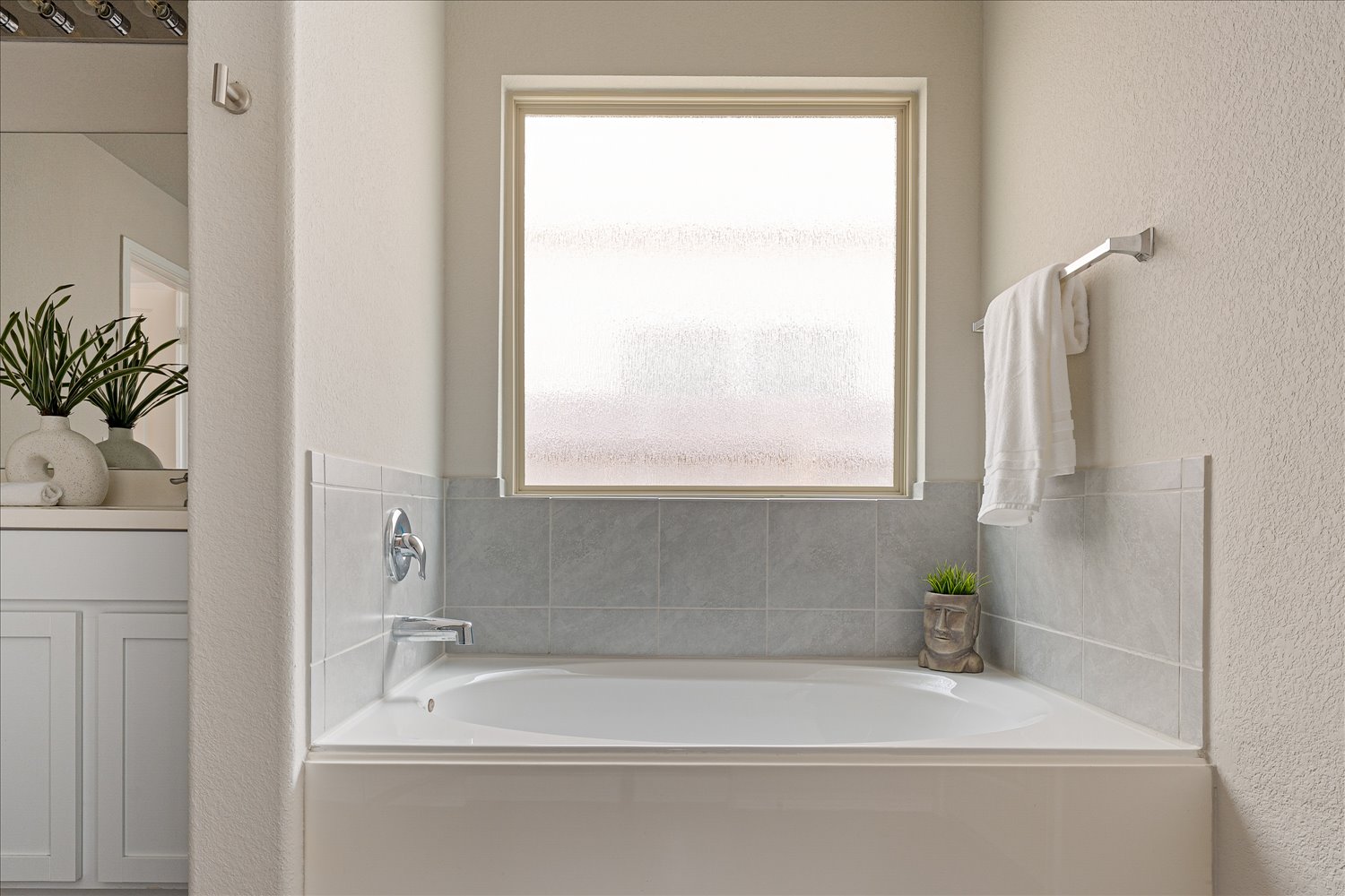 5812 Bell Tower Lane Austin, TX 78747 - Photo 16 of 24 Full bath with a textured wall and a garden tub