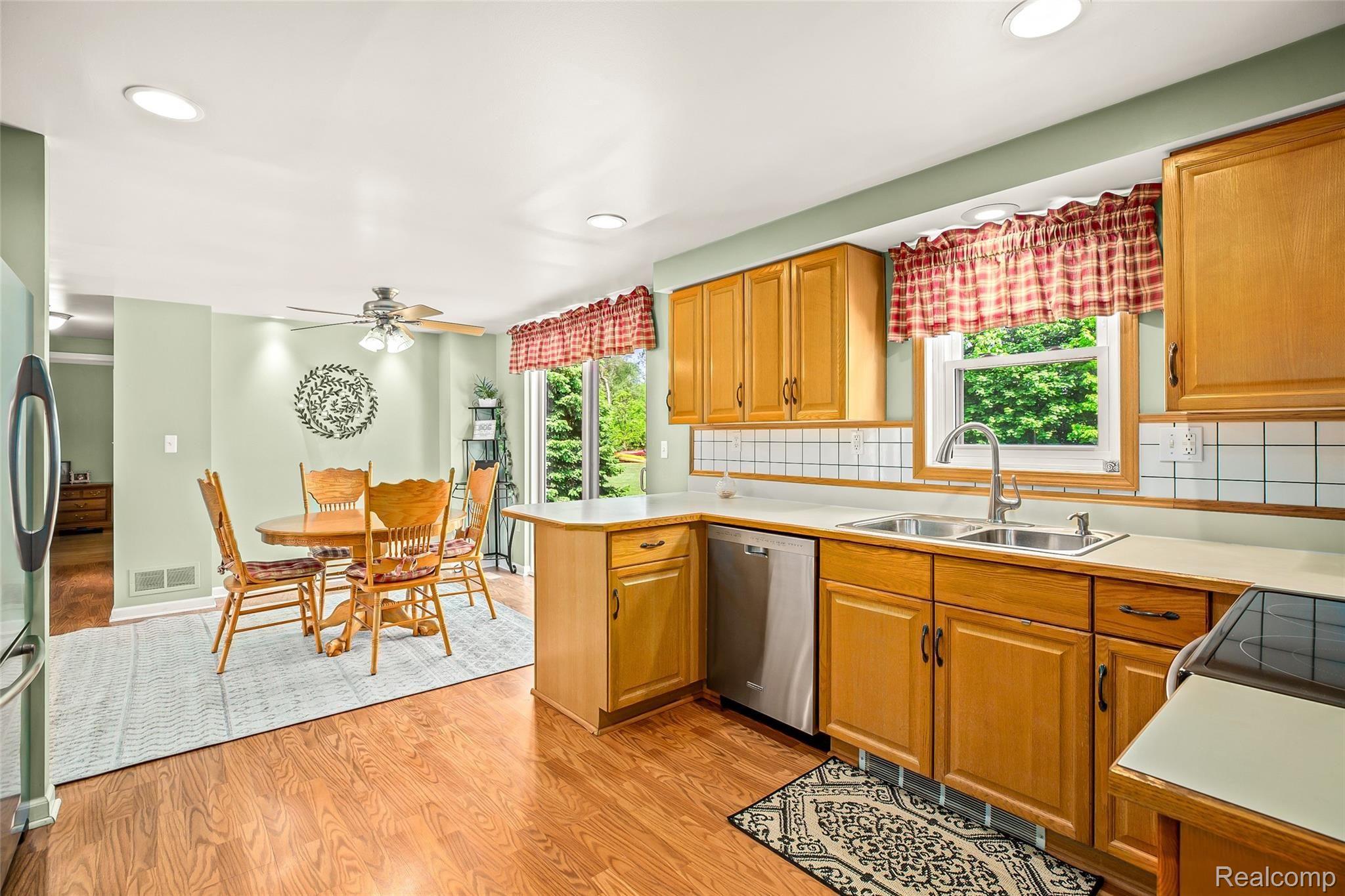 728 Riverside Drive Linden, MI 48451 - Photo 11 of 51 21.Kitchen