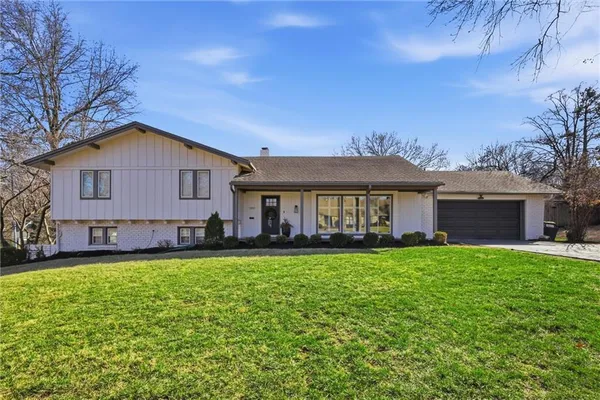 $899,900 | 1901 West 70th Street, Mission Hills, KS 66208