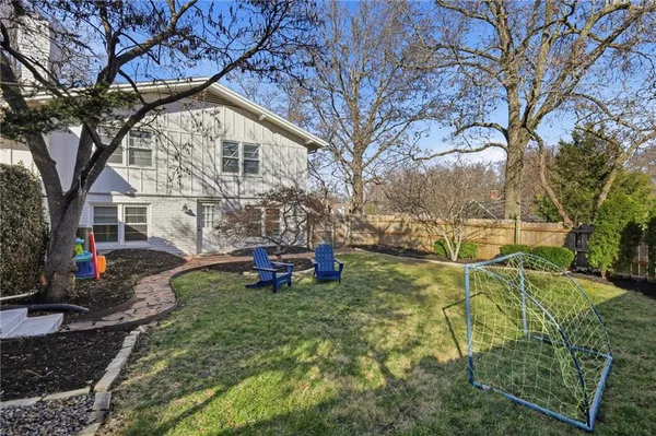 $899,900 | 1901 West 70th Street, Mission Hills, KS 66208