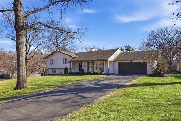 $899,900 | 1901 West 70th Street, Mission Hills, KS 66208