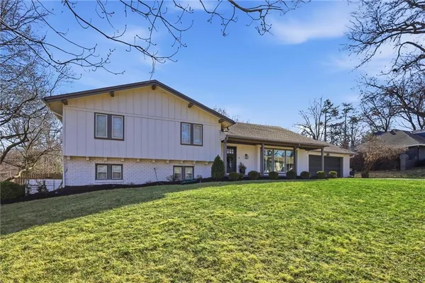 $899,900 | 1901 West 70th Street, Mission Hills, KS 66208