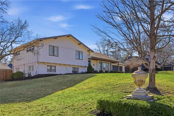 $899,900 | 1901 West 70th Street, Mission Hills, KS 66208