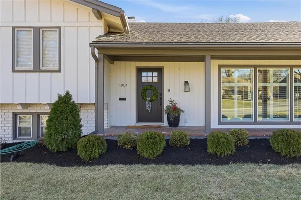 $899,900 | 1901 West 70th Street, Mission Hills, KS 66208