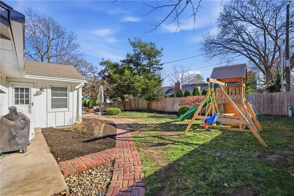 $899,900 | 1901 West 70th Street, Mission Hills, KS 66208