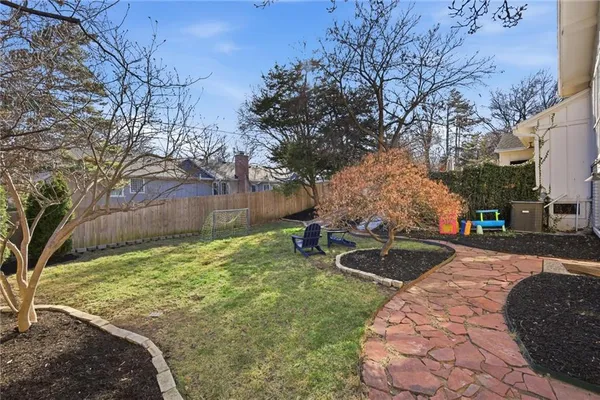 $899,900 | 1901 West 70th Street, Mission Hills, KS 66208