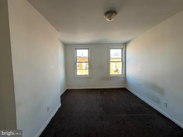 a view of a big room with closet