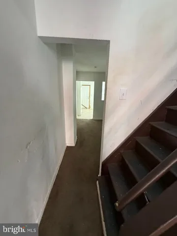 a view of empty room with window