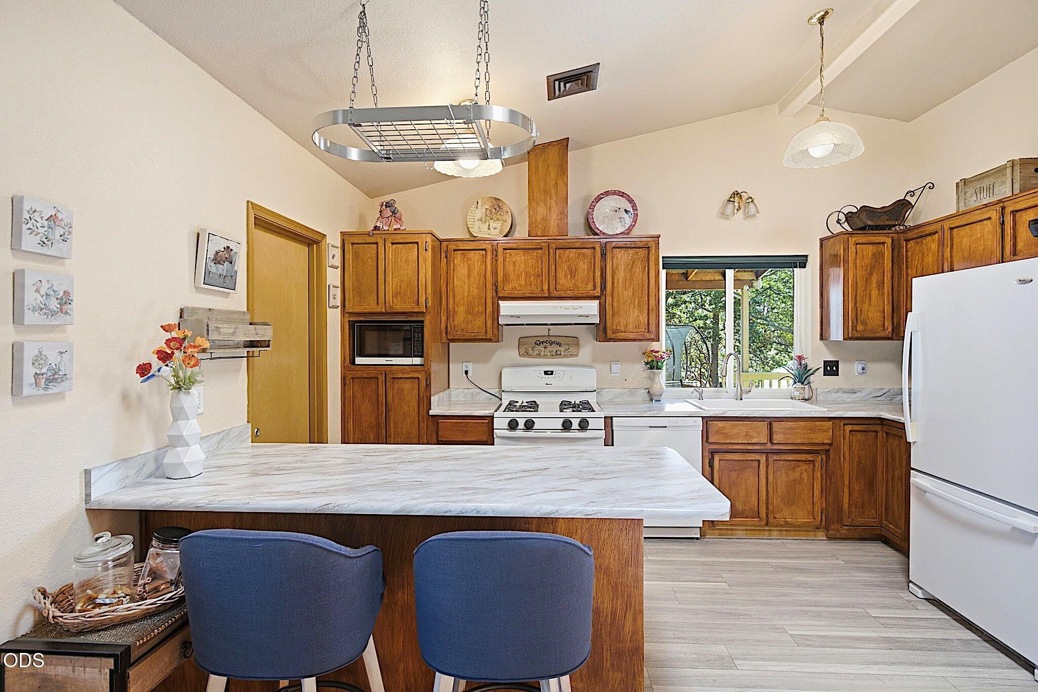 243 Castle Creek Road Grants Pass, OR 97526 - Photo 10 of 70