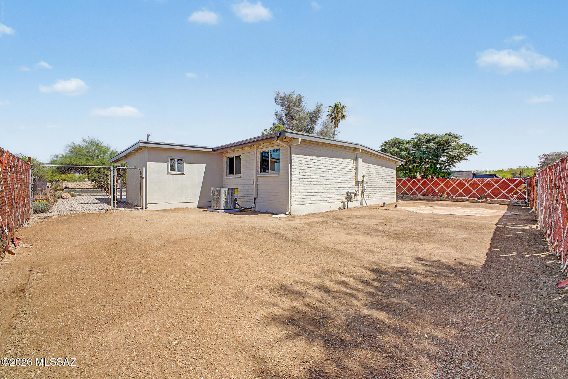 3402 South Kolb Road Tucson, AZ 85730 - Photo 29 of 32 a view of garage and yard