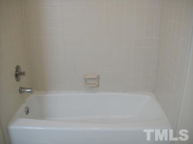 550 Weathergreen Drive Raleigh, NC 27615 - Photo 14 of 25 a bathroom with a bathtub
