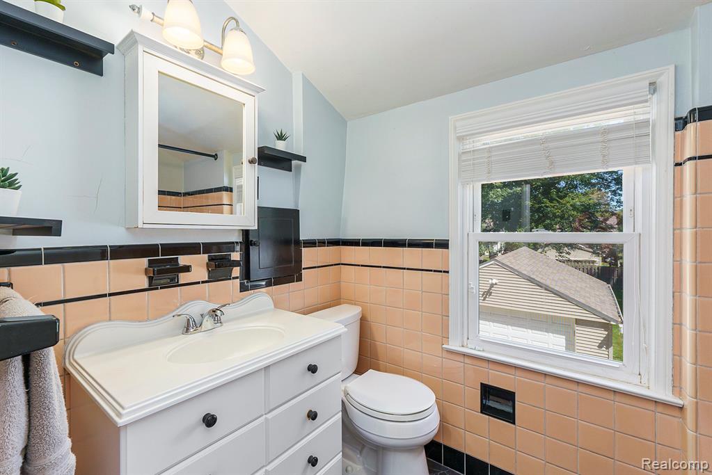1642 Hampton Road Grosse Pointe Woods, MI 48236 - Photo 17 of 28