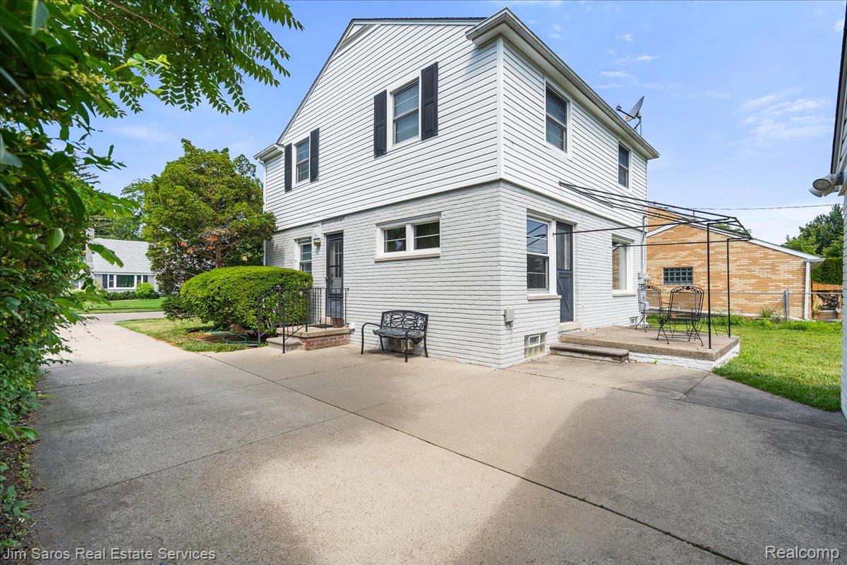 1010 Nottingham Road Grosse Pointe, MI 48230 - Photo 25 of 30 098-SONYa7v_Photos_06292026_1010NottinghamRd_ZachVan-8.jpg