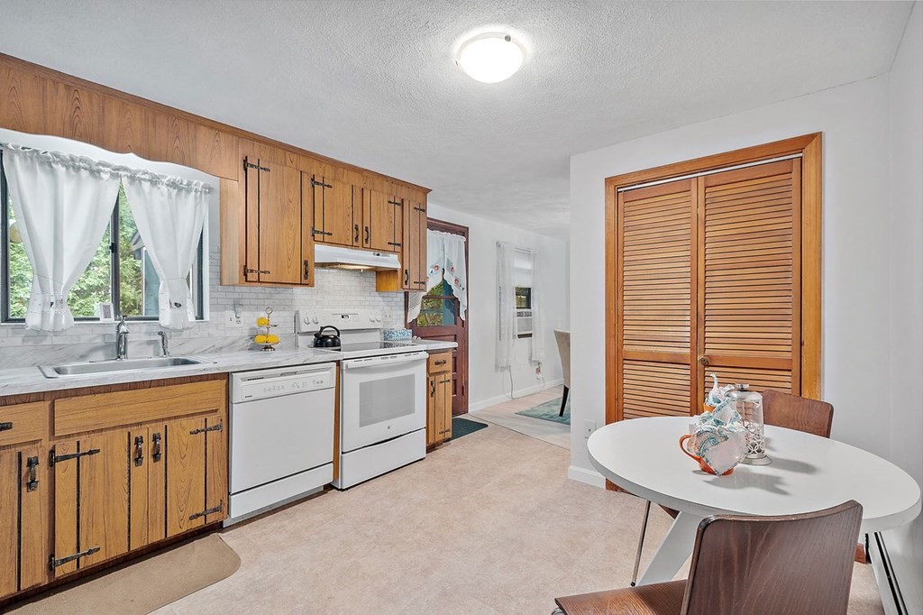 69 Morrison Road West Wakefield, MA 01880 - Photo 8 of 23 Gallery Image 8
