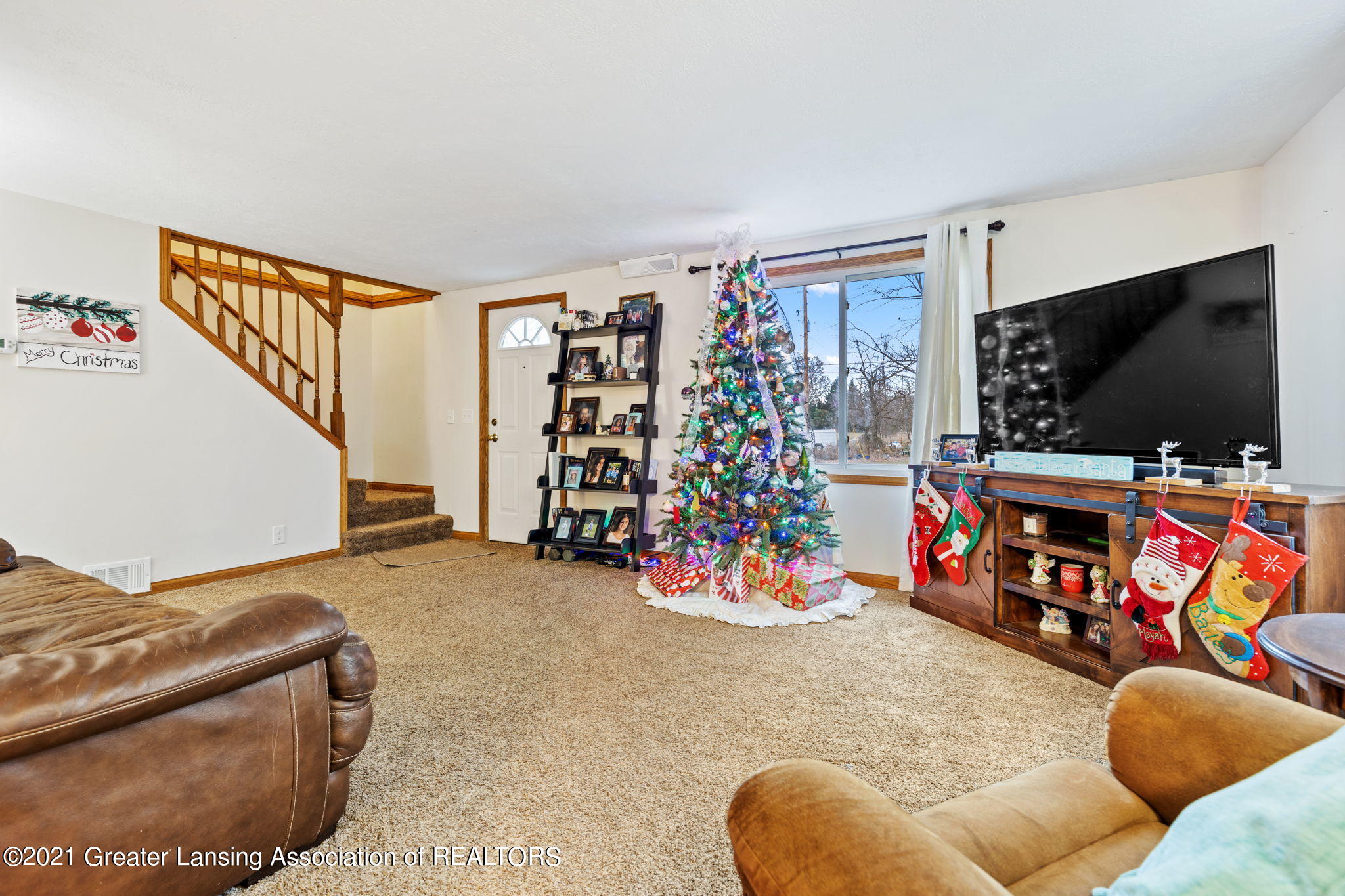 14656 Center Road Bath, MI 48808 - Photo 4 of 13 1st floor living room