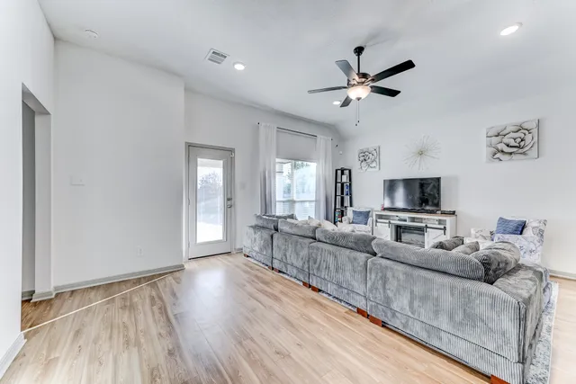 $2,100 | 204 Shoreview Drive, Conroe, TX 77303