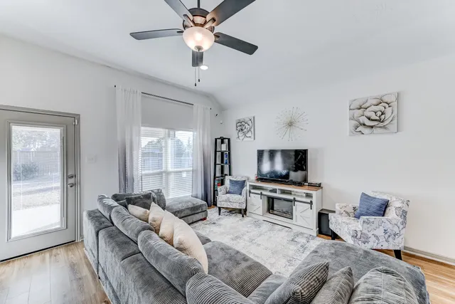 $2,100 | 204 Shoreview Drive, Conroe, TX 77303