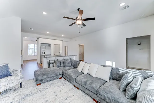 $2,100 | 204 Shoreview Drive, Conroe, TX 77303