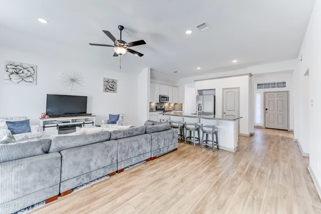 $2,100 | 204 Shoreview Drive, Conroe, TX 77303